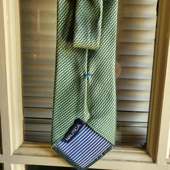 NAUTICA Tie - Shimmery light Green blocks throughout - Picture 3 of 3